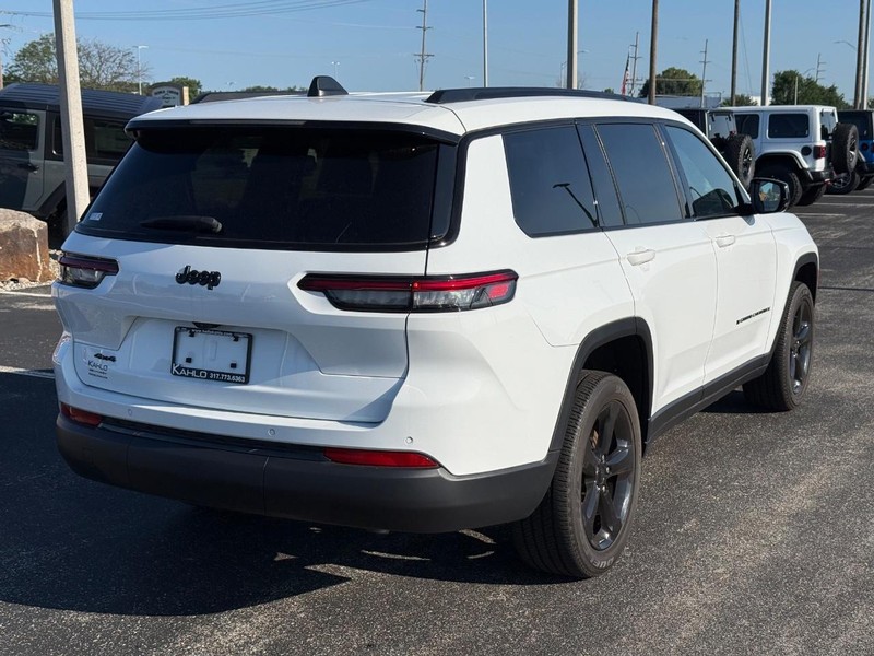 Jeep Grand Cherokee L Vehicle Full-screen Gallery Image 3