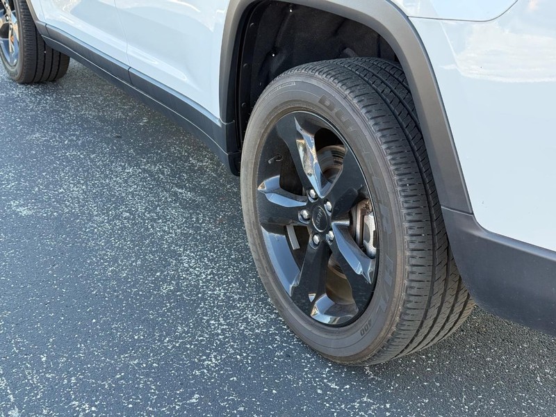 Jeep Grand Cherokee L Vehicle Full-screen Gallery Image 6