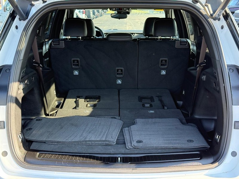 Jeep Grand Cherokee L Vehicle Full-screen Gallery Image 7