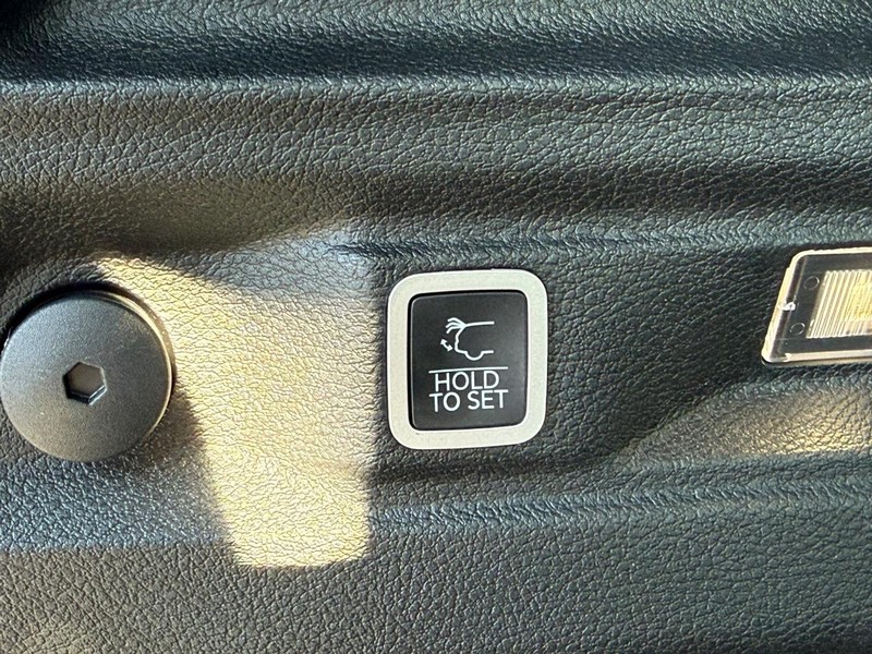 Jeep Grand Cherokee L Vehicle Full-screen Gallery Image 8