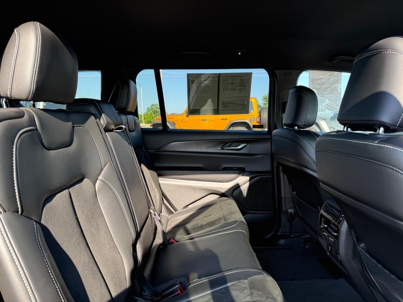 Jeep Grand Cherokee L Vehicle Full-screen Gallery Image 11