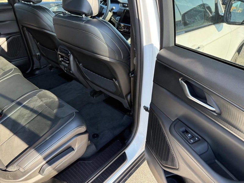 Jeep Grand Cherokee L Vehicle Full-screen Gallery Image 12