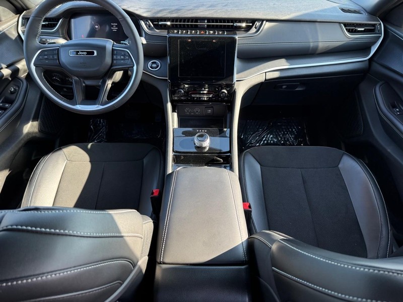 Jeep Grand Cherokee L Vehicle Full-screen Gallery Image 13