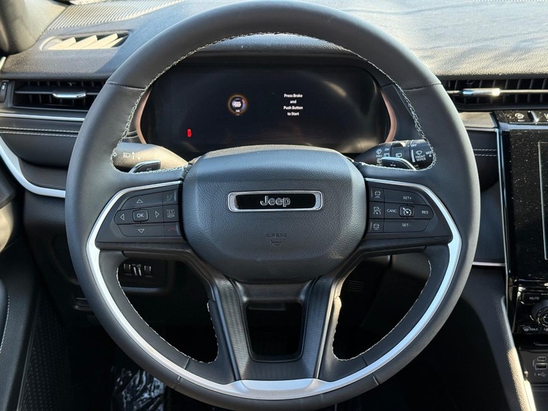 Jeep Grand Cherokee L Vehicle Full-screen Gallery Image 14