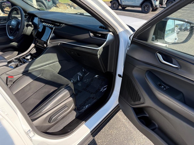 Jeep Grand Cherokee L Vehicle Full-screen Gallery Image 15