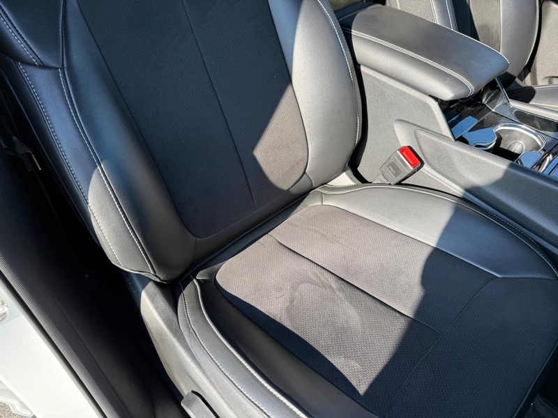 Jeep Grand Cherokee L Vehicle Full-screen Gallery Image 16
