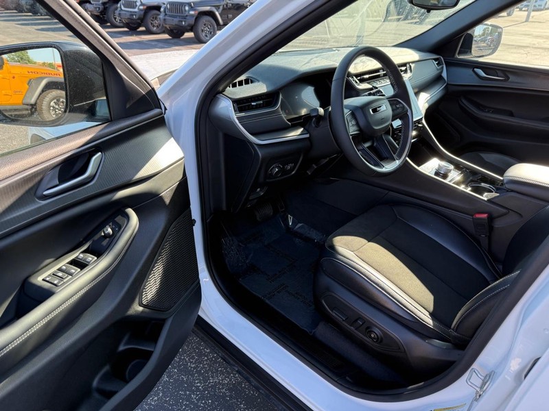Jeep Grand Cherokee L Vehicle Full-screen Gallery Image 17
