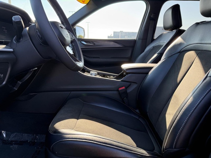 Jeep Grand Cherokee L Vehicle Full-screen Gallery Image 18