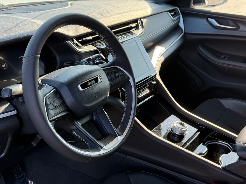 Jeep Grand Cherokee L Vehicle Full-screen Gallery Image 19