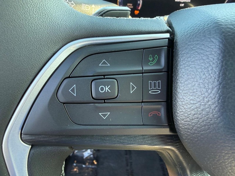 Jeep Grand Cherokee L Vehicle Full-screen Gallery Image 20