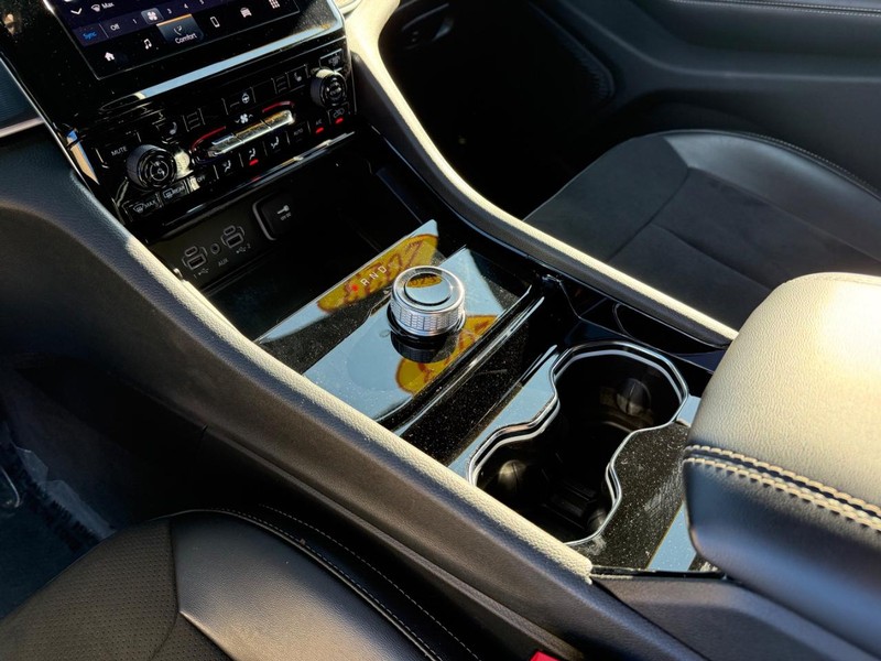 Jeep Grand Cherokee L Vehicle Full-screen Gallery Image 27