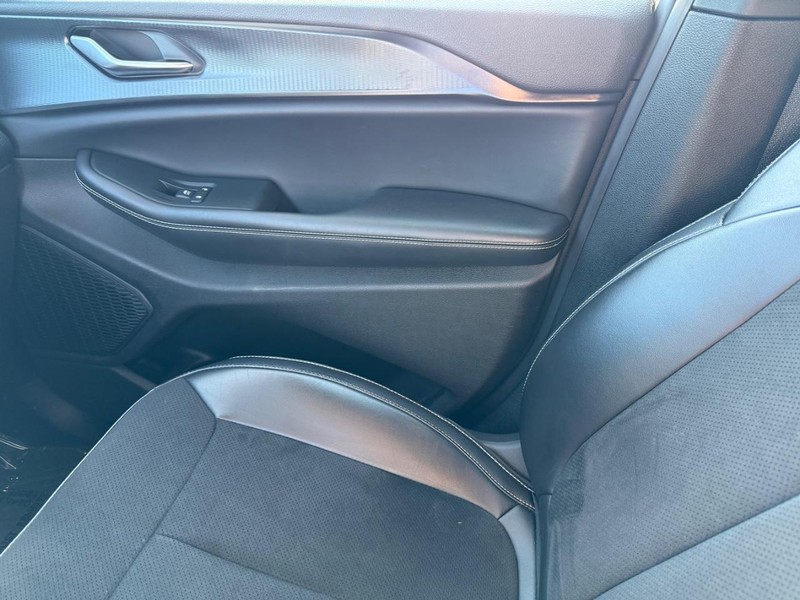Jeep Grand Cherokee L Vehicle Full-screen Gallery Image 28