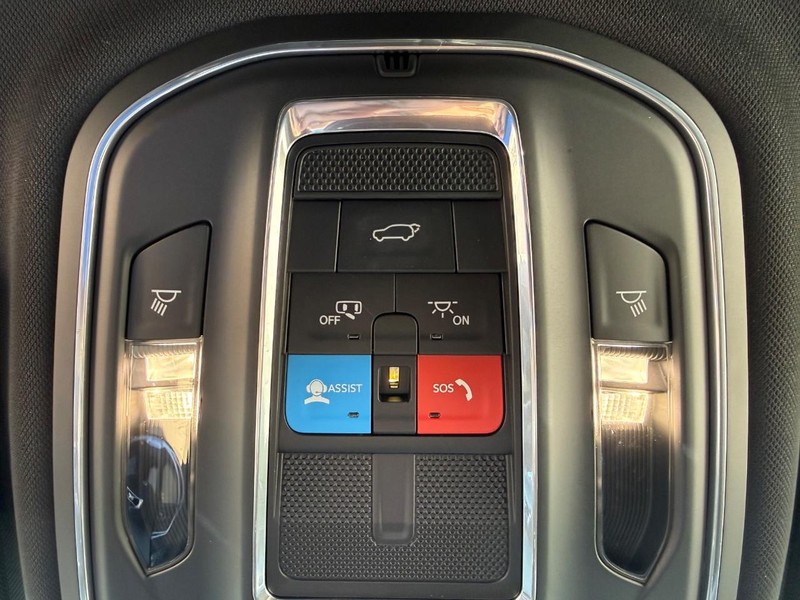 Jeep Grand Cherokee L Vehicle Full-screen Gallery Image 29