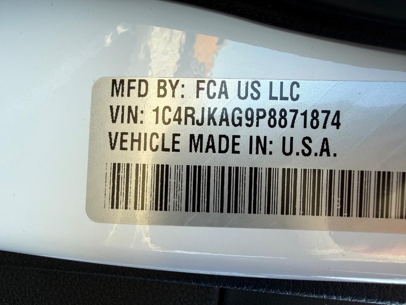 Jeep Grand Cherokee L Vehicle Full-screen Gallery Image 33