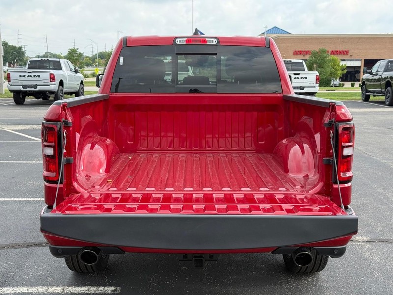 Ram 1500 Vehicle Full-screen Gallery Image 7