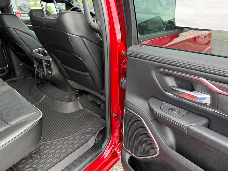 Ram 1500 Vehicle Full-screen Gallery Image 12