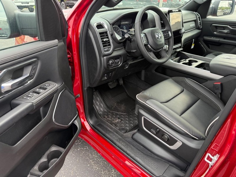 Ram 1500 Vehicle Full-screen Gallery Image 17