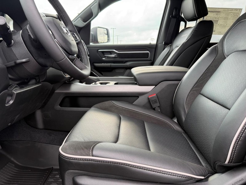 Ram 1500 Vehicle Full-screen Gallery Image 18