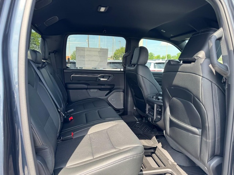 Ram 1500 Vehicle Full-screen Gallery Image 11