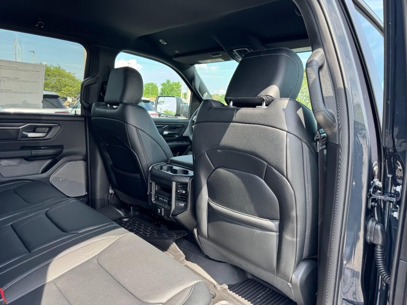 Ram 1500 Vehicle Full-screen Gallery Image 12