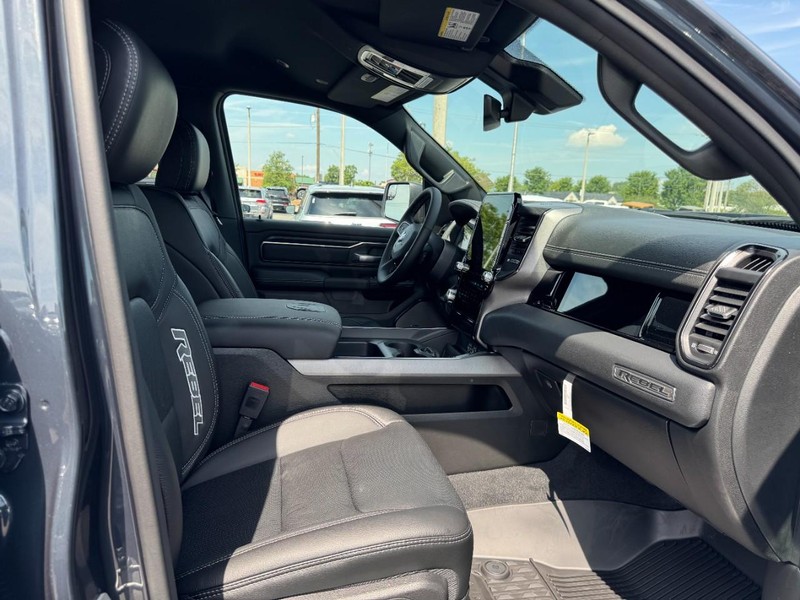 Ram 1500 Vehicle Full-screen Gallery Image 17