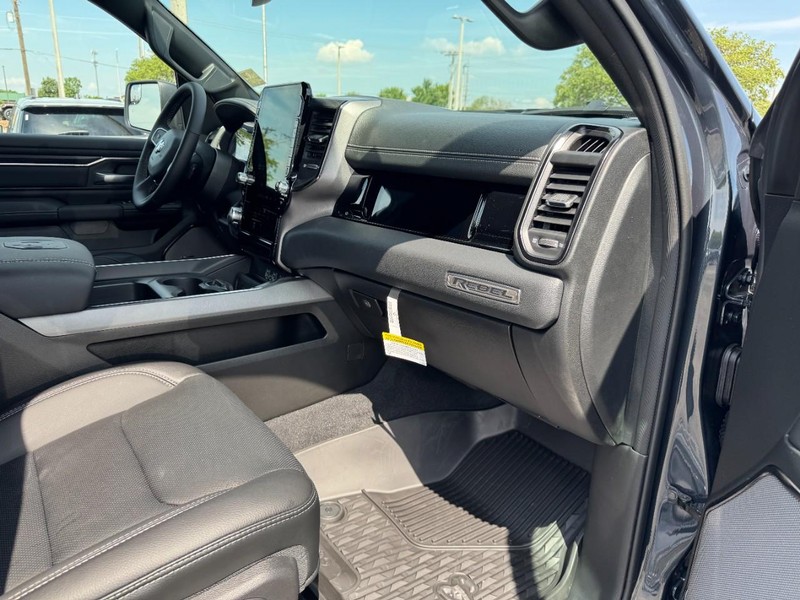 Ram 1500 Vehicle Full-screen Gallery Image 18