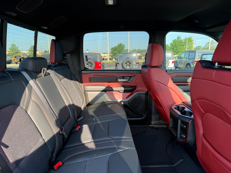 Ram 1500 Vehicle Full-screen Gallery Image 10