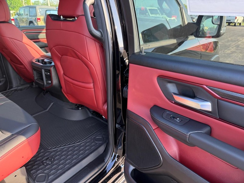 Ram 1500 Vehicle Full-screen Gallery Image 11