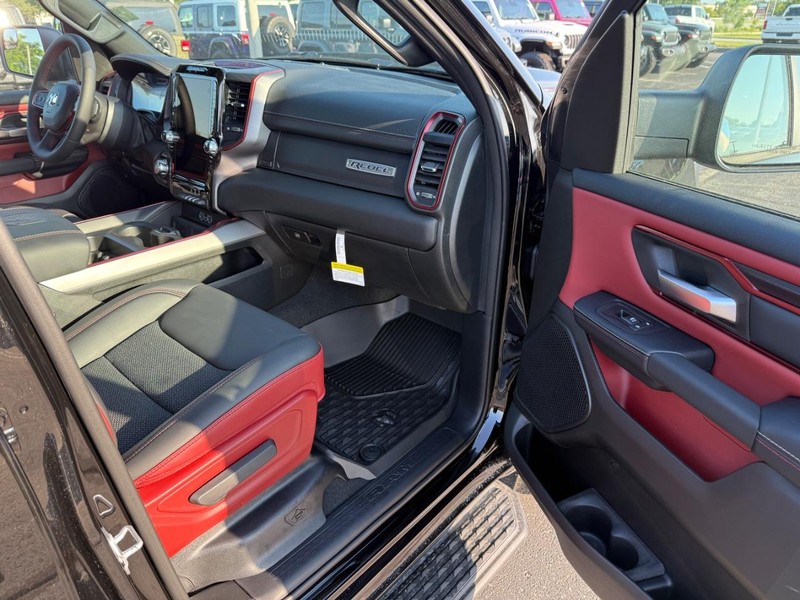 Ram 1500 Vehicle Full-screen Gallery Image 14