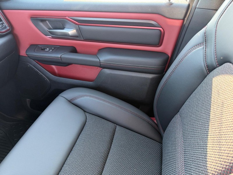 Ram 1500 Vehicle Full-screen Gallery Image 26