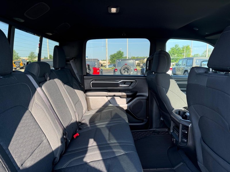 Ram 1500 Vehicle Full-screen Gallery Image 10