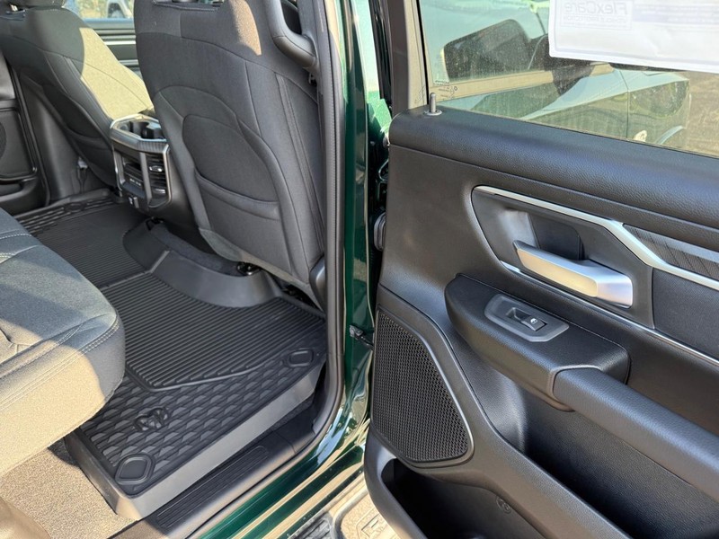 Ram 1500 Vehicle Full-screen Gallery Image 11