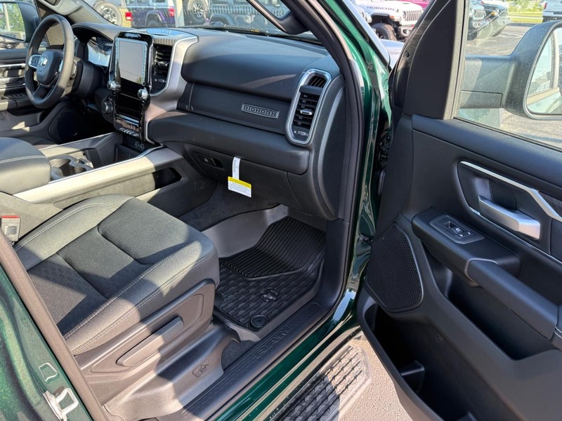 Ram 1500 Vehicle Full-screen Gallery Image 14