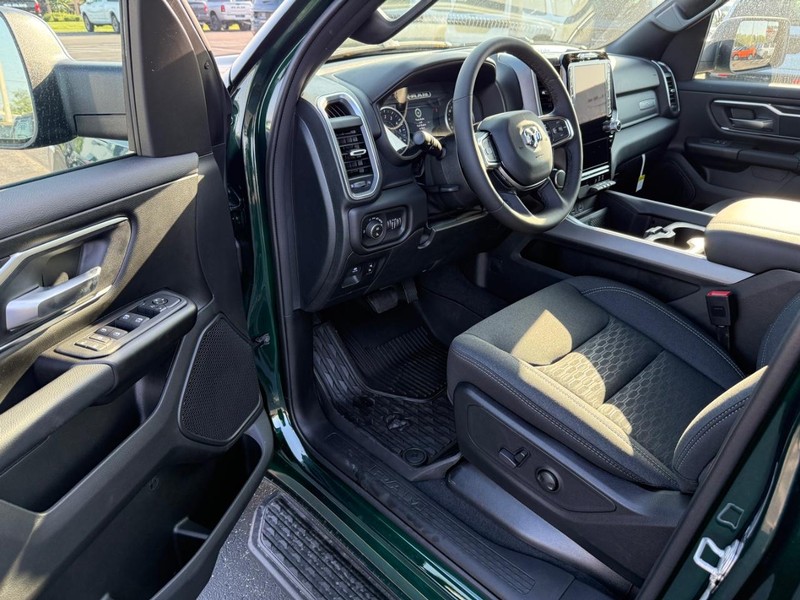 Ram 1500 Vehicle Full-screen Gallery Image 16
