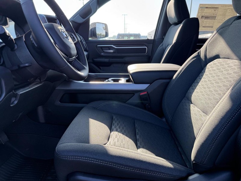 Ram 1500 Vehicle Full-screen Gallery Image 17