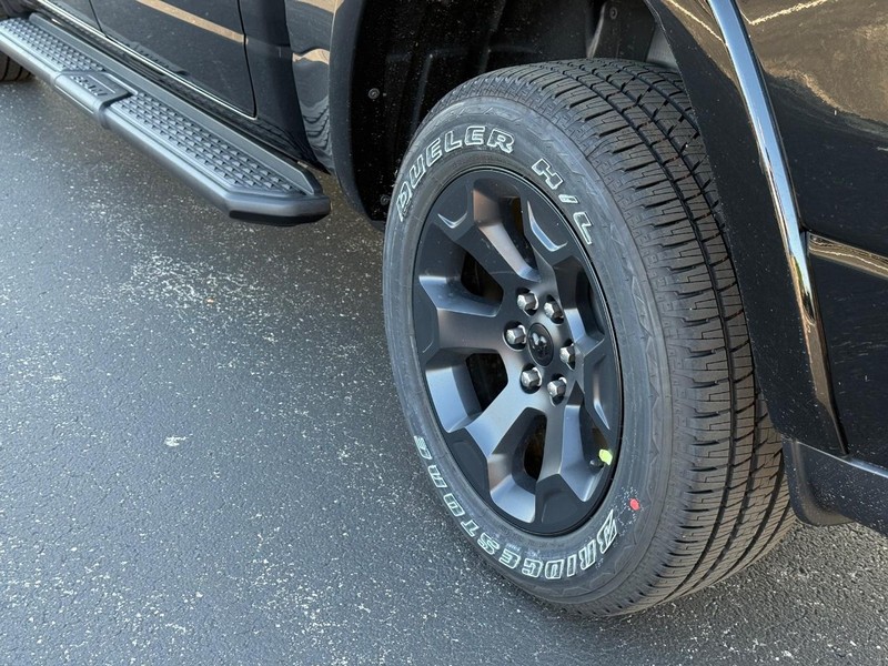Ram 1500 Vehicle Full-screen Gallery Image 6