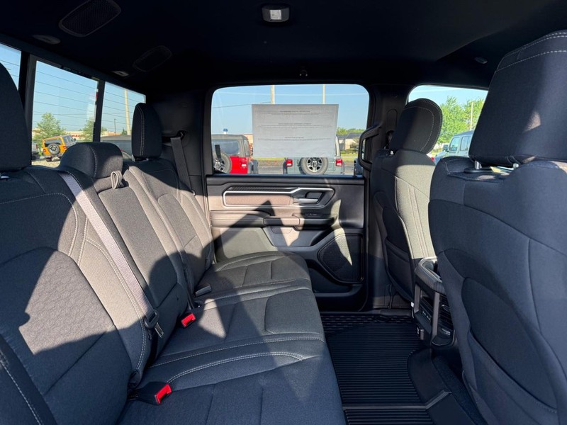 Ram 1500 Vehicle Full-screen Gallery Image 10