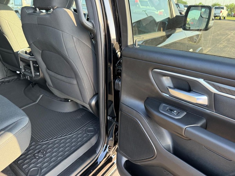 Ram 1500 Vehicle Full-screen Gallery Image 11