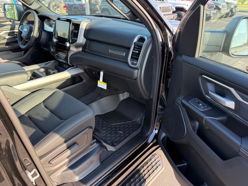 Ram 1500 Vehicle Full-screen Gallery Image 14