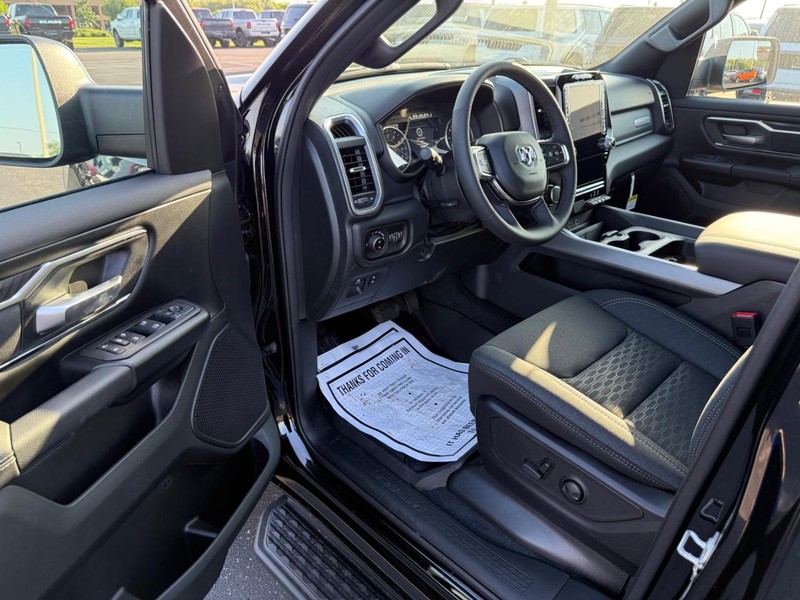 Ram 1500 Vehicle Full-screen Gallery Image 16