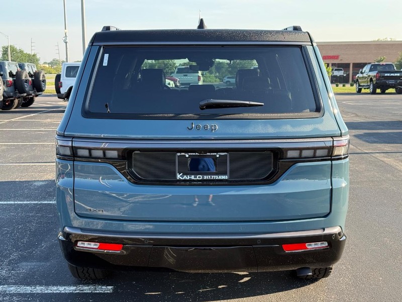 Jeep Grand Wagoneer Vehicle Full-screen Gallery Image 4