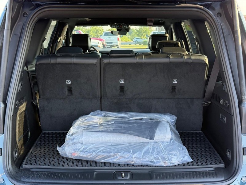 Jeep Grand Wagoneer Vehicle Full-screen Gallery Image 7