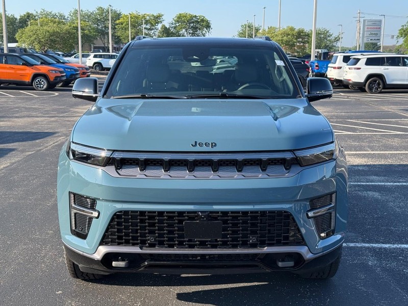 Jeep Grand Wagoneer Vehicle Full-screen Gallery Image 10