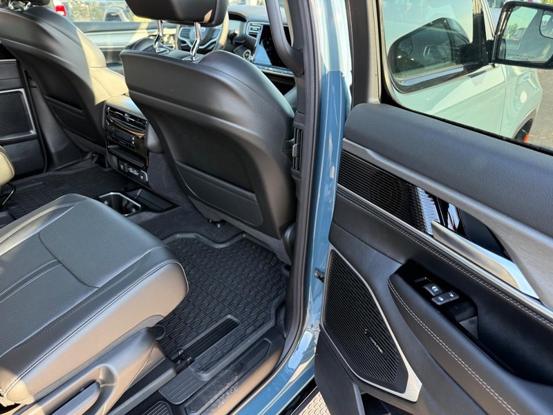 Jeep Grand Wagoneer Vehicle Full-screen Gallery Image 12