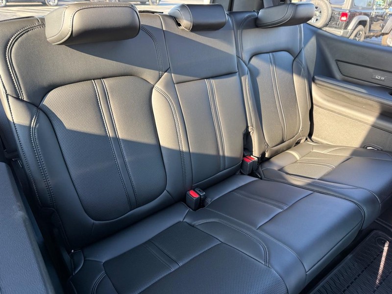 Jeep Grand Wagoneer Vehicle Full-screen Gallery Image 13