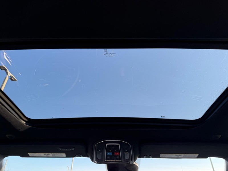 Jeep Grand Wagoneer Vehicle Full-screen Gallery Image 14