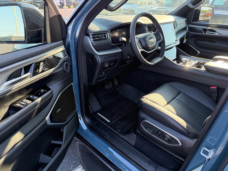 Jeep Grand Wagoneer Vehicle Full-screen Gallery Image 19