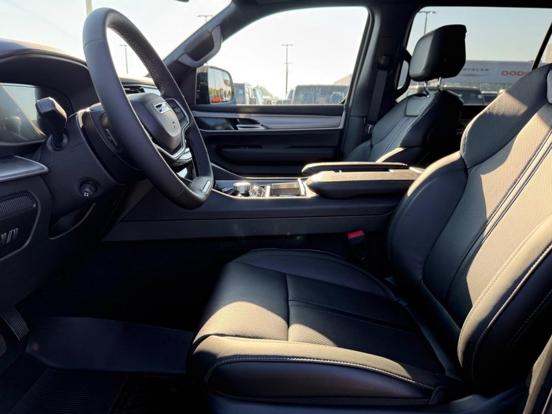 Jeep Grand Wagoneer Vehicle Full-screen Gallery Image 20
