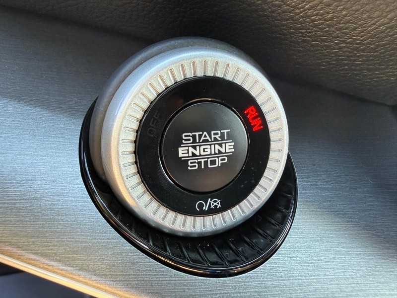 Jeep Grand Wagoneer Vehicle Full-screen Gallery Image 24