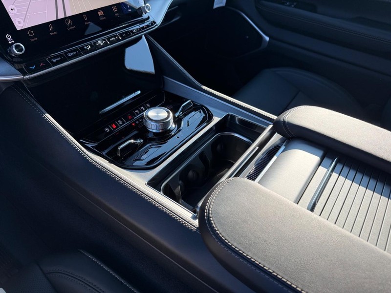 Jeep Grand Wagoneer Vehicle Full-screen Gallery Image 27